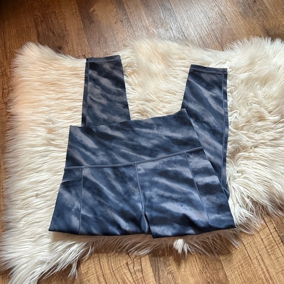 ATHLETA Salutation Stash Pocket ll Printed 7/8 Tight - Picture 2 of 4